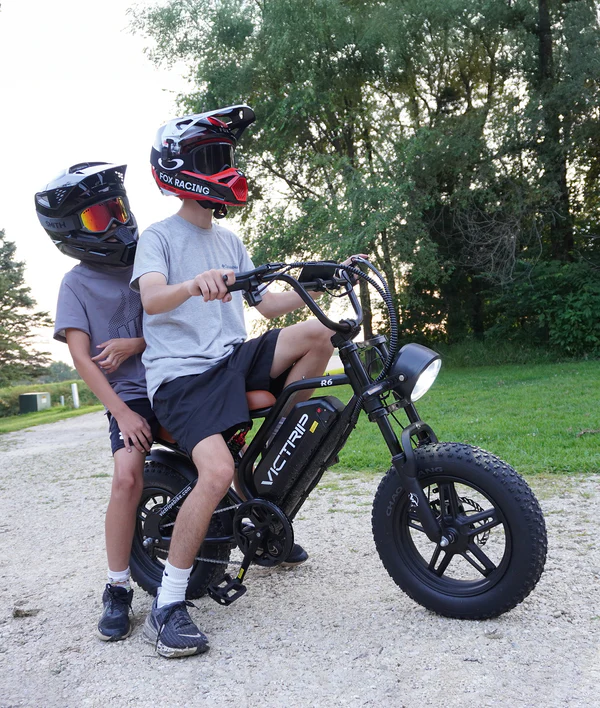 Two riders on VICTRIP R6 off-road